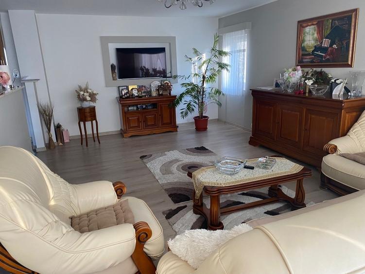 Apartament cu 3 camere decomandat, mobilat în Trocadero