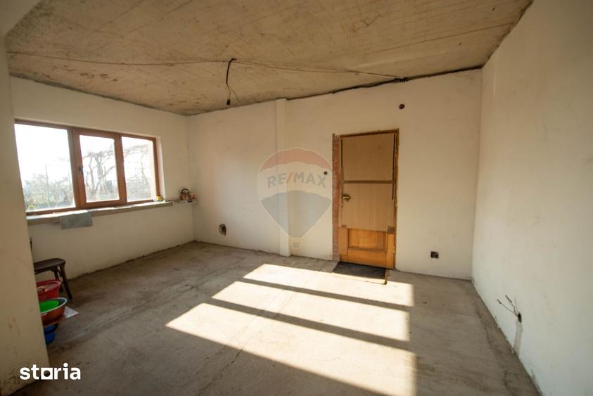 Casă cu 8 camere cu Teren 1395 Mp în Glina