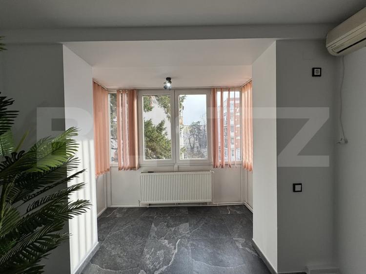 Apartament cu 3 camere semidecomandat, mobilat în Central