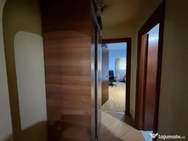 Apartament cu 3 camere decomandat în Vitan