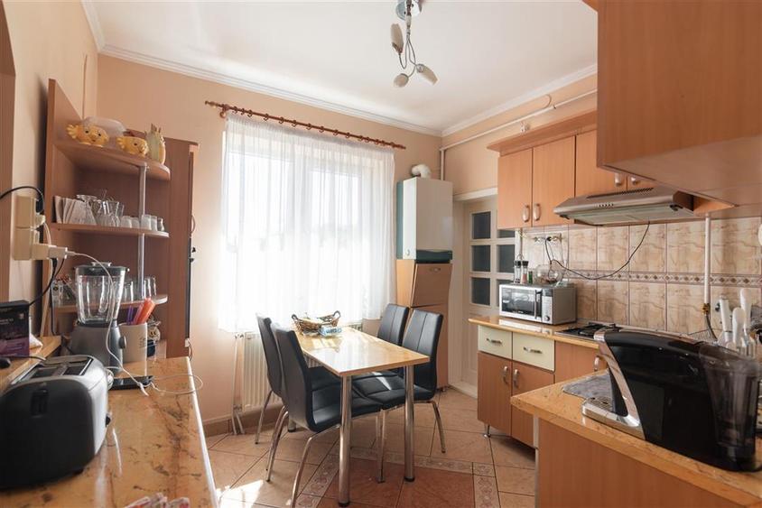 Casă individuală cu 6 camere cu Teren 2349 Mp în Sântion