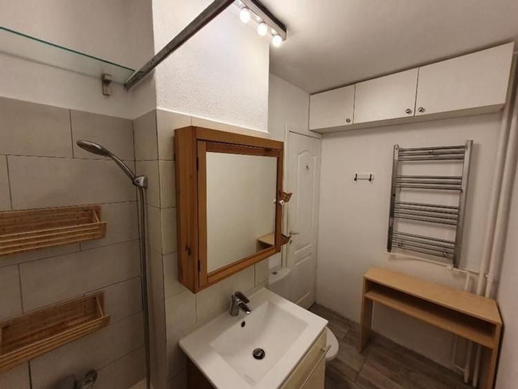 Garsonieră decomandată în Decebal