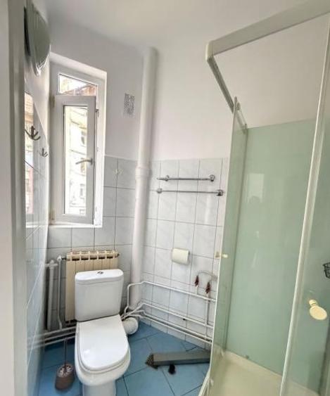 Apartament cu 3 camere semidecomandat, mobilat în Victoriei