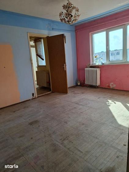 Apartament cu 3 camere semidecomandat în Central