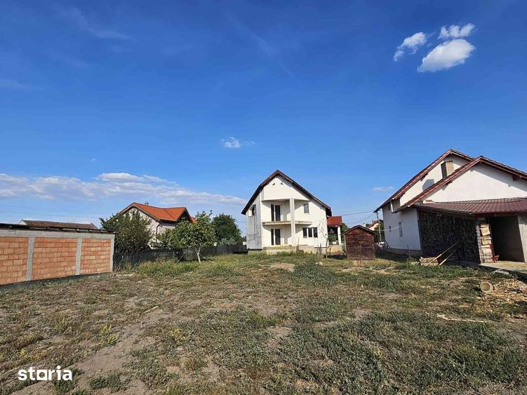 Casă cu 4 camere cu Teren 1418 Mp în Săcălaz