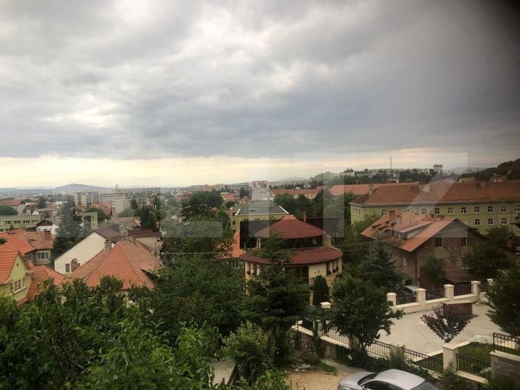 Casă individuală cu 7 camere cu Canalizare în Dealul Cetății
