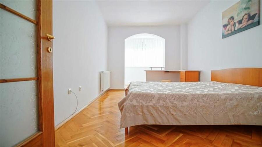Apartament cu 3 camere decomandat, mobilat în Centrul Civic