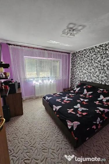 Apartament cu 3 camere decomandat în Poarta 6