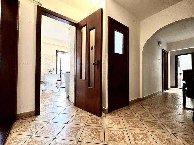 Apartament cu 3 camere decomandat în Girocului