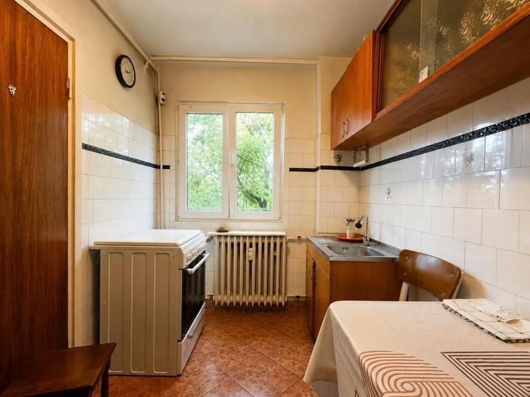 Apartament cu 3 camere semidecomandat în Berceni
