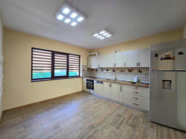 Casă individuală cu 6 camere cu Canalizare în Florești