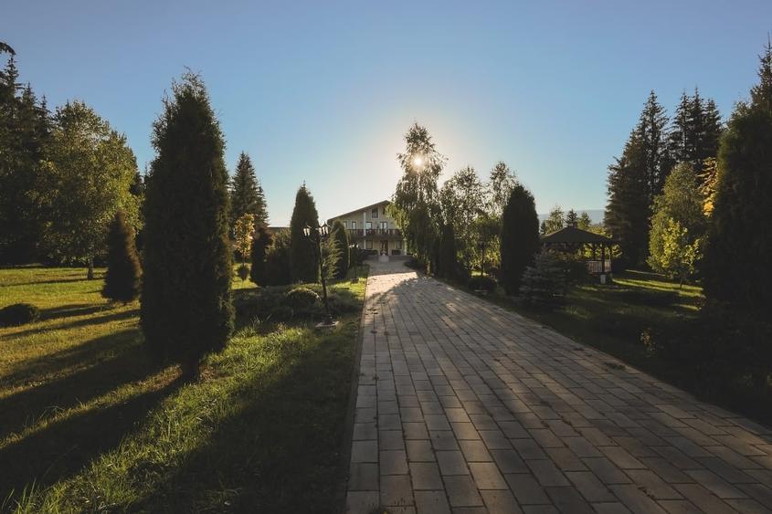 Casă individuală cu 9 camere cu Canalizare în Neagra Șarului