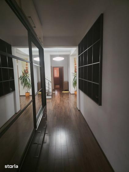 Casă cu 5 camere cu Teren 990 Mp în Ghercești