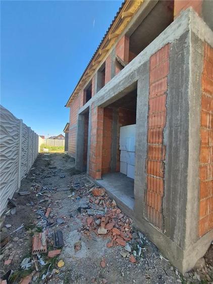 Duplex cu 4 camere cu Canalizare în Moșnița Nouă