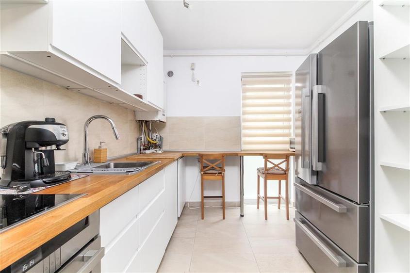Apartament cu 3 camere semidecomandat, mobilat în Bună Ziua