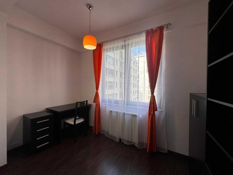 Apartament cu 3 camere semidecomandat în Herăstrău