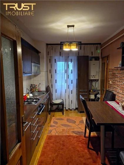 Apartament cu 4 camere decomandat în Central