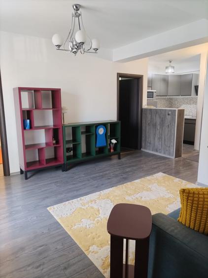 Apartament cu 3 camere semidecomandat în Dămăroaia