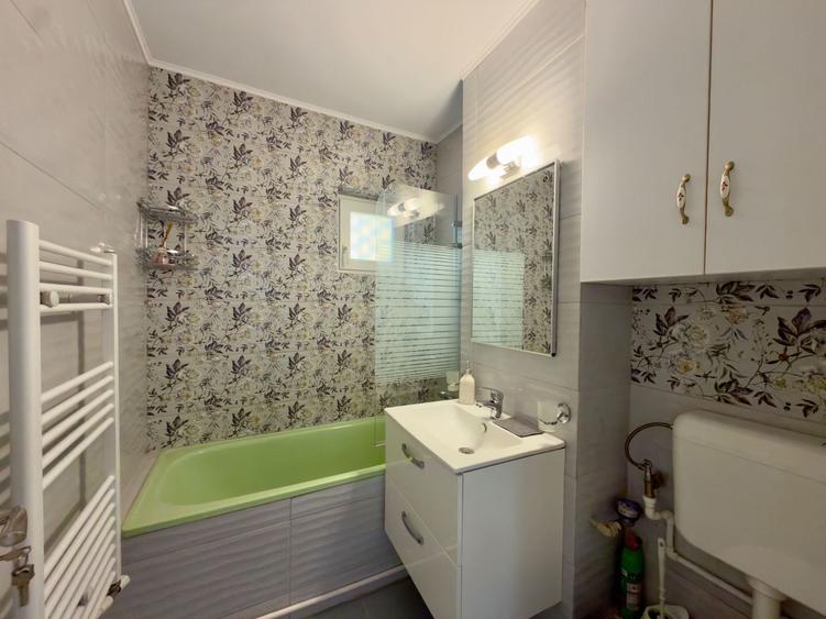 Apartament cu 3 camere semidecomandat, mobilat în Central
