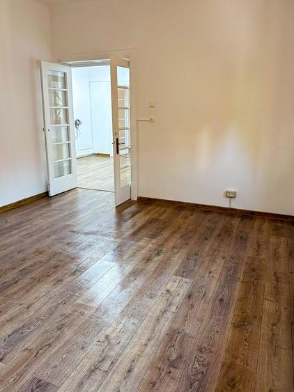 Apartament cu 4 camere semidecomandat în Calea Călărașilor