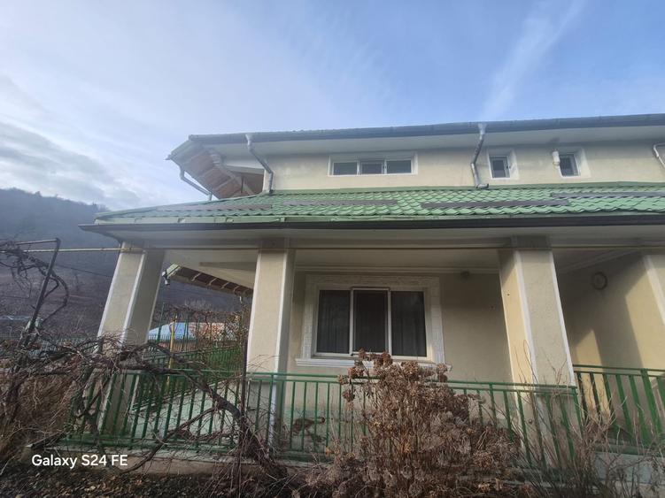Casă cu 6 camere cu Canalizare în Exterior Est