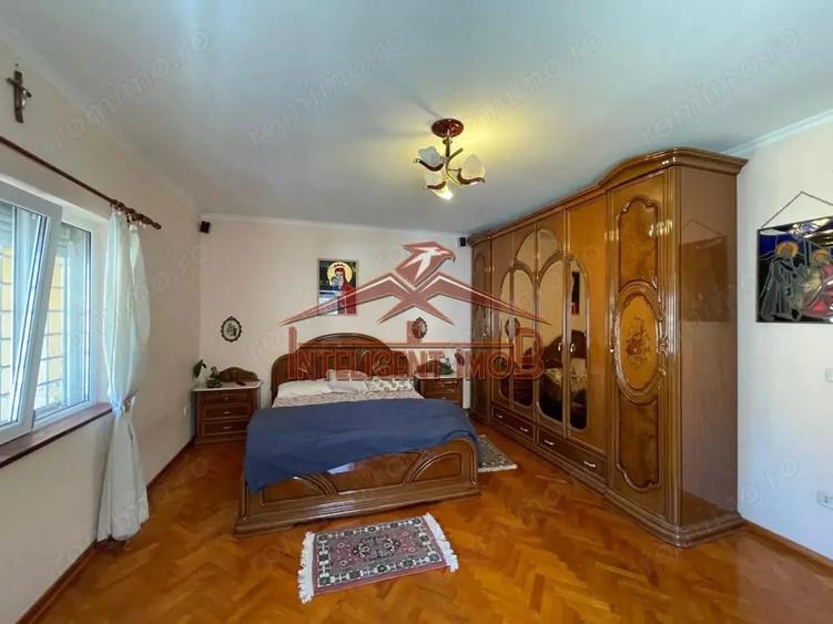 Casă cu 5 camere cu Teren 900 Mp în Hurez