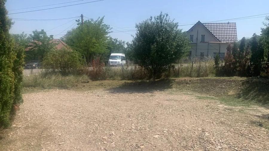 Teren si casa suprafata de 713 mp , zona : Chinteni - 3