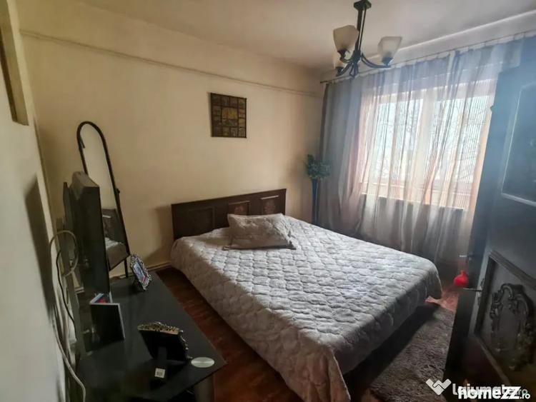 Apartament cu 3 camere decomandat în Casa de Cultură