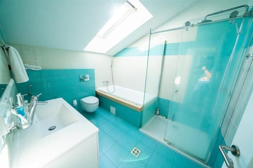 Casă individuală cu 11 camere cu Canalizare în Sânpetru