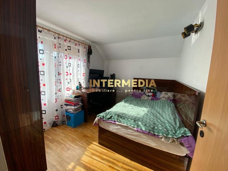 Casă individuală cu 5 camere cu Canalizare în Cetate