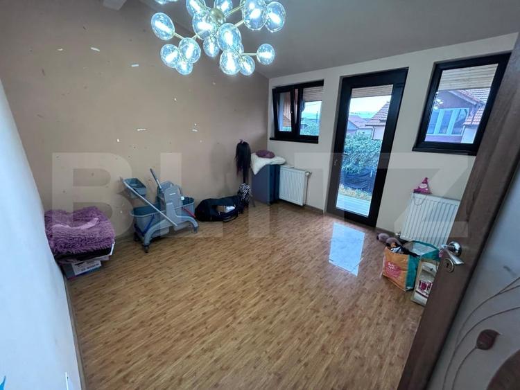 Casă individuală cu 5 camere cu Canalizare în Vest