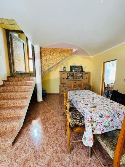 Casa / Vila cu 5 camere de vanzare - 1