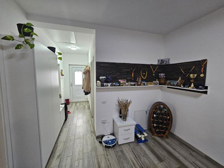 Duplex pe parter, între Moșnița Nouă și Urseni, cu 2 băi, 2 terase, comision 0% - 5