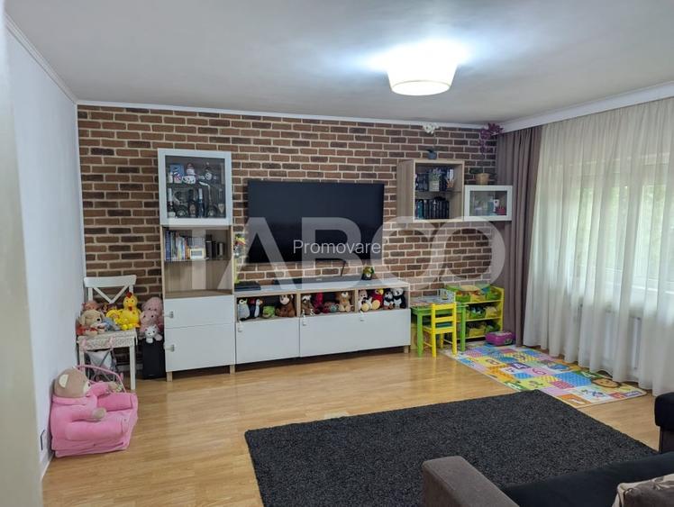 Apartament de vanzare 3 camere 2 bai decomandat zona linistita