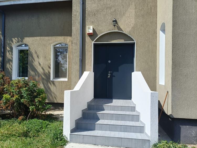VILA DEOSEBITA cu GARAJ si PIVNITA - 1
