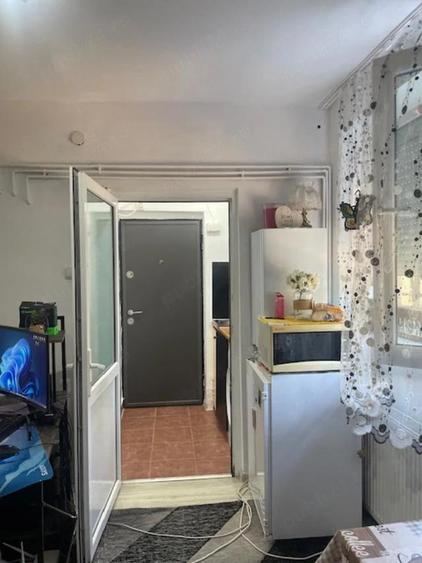 Vand garsoniera , str.Cernei nr.40 B , parter , langa liceul A.Vlaicu - 4