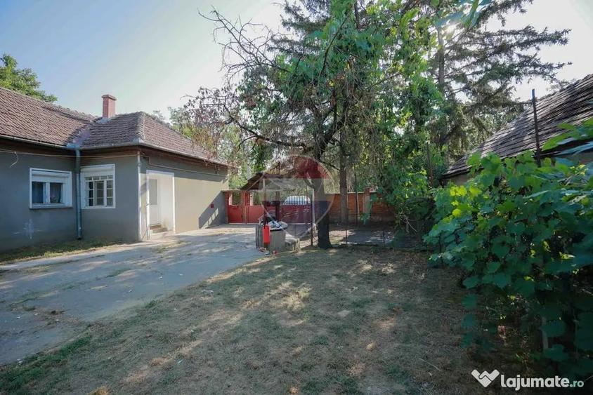 Casă cu 4 camere cu Teren 620 Mp în Santăul Mare