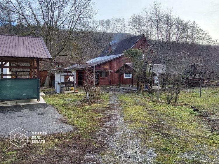 Casă individuală cu 6 camere cu Teren 2500 Mp în Căsoaia