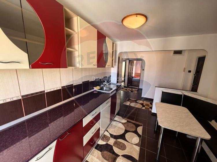 Prima inchiriere - Apartament 3 camere  + garaj in zona Central