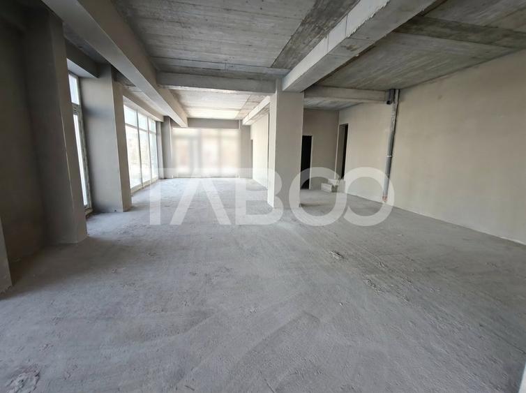 Spatiu Comercial 169 mp utili cu 8 locuri de parcare - Vitrina 13 m - 2