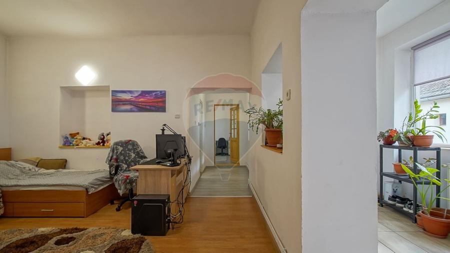 Casa spatioasa cu teren generos, in zona centrala a Sacelelor - 4