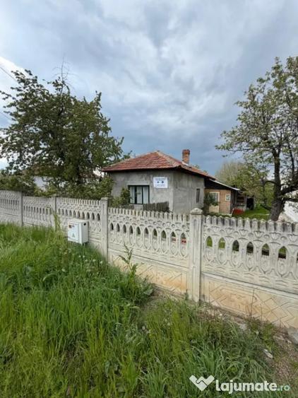 Casa de vanzare ,90 mp constructie ,teren 650mp ,str Rozelor - 7