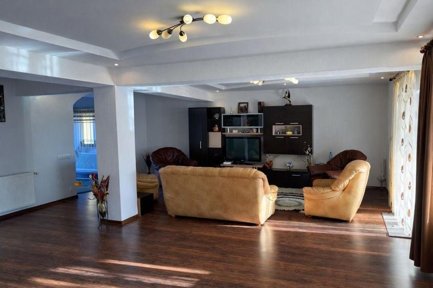 Casă individuală cu 8 camere cu Canalizare în Central