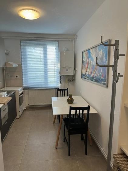 Apartament cu 3 camere decomandat în Medicină