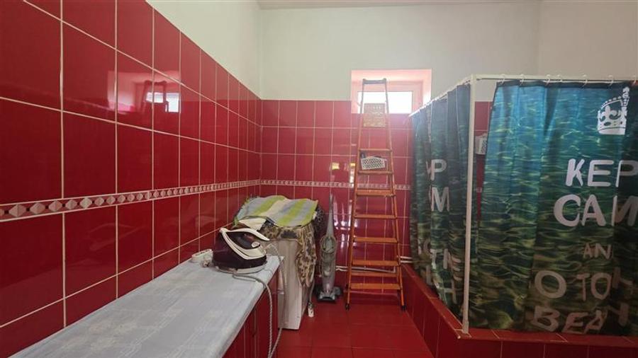 Casă cu 4 camere cu Teren 417.70999145508 Mp în Central