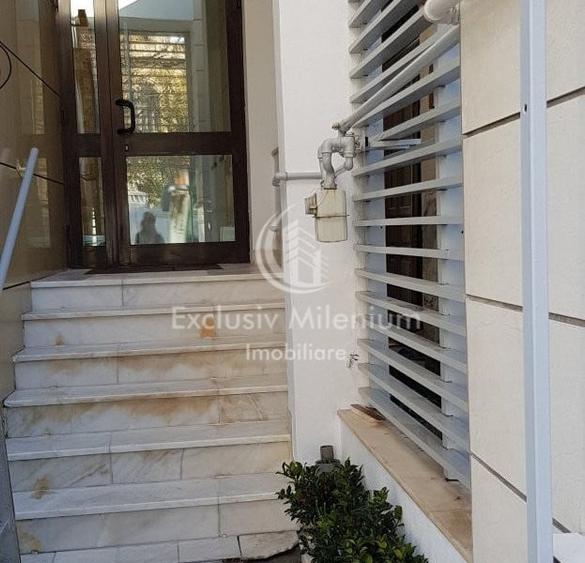 Casă individuală cu 8 camere cu Canalizare în Ultracentral