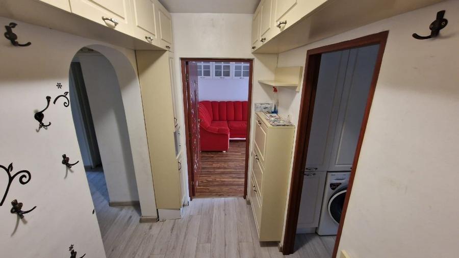 Apartament cu 3 camere decomandat, mobilat în Podul de Piatră