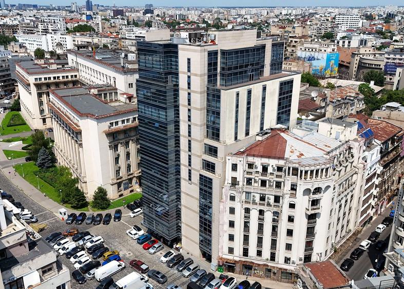 Birou, de 8,150 mp, în Universitate