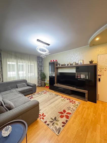Apartament cu 4 camere decomandat în Dacia