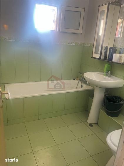 Apartament cu 4 camere decomandat în Tei